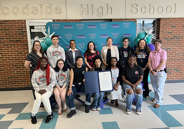 Delegate Simonds presents resolution to Woodside theatre